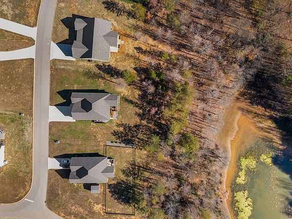 3rd image of 856 Pinebrooke Dr