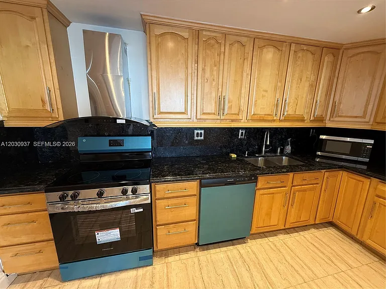 19380 Collins Ave #11 — Photo 19