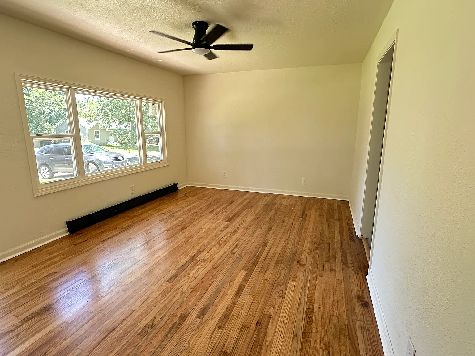 6 bed, 2296 sqft, $2,875 — Photo 3
