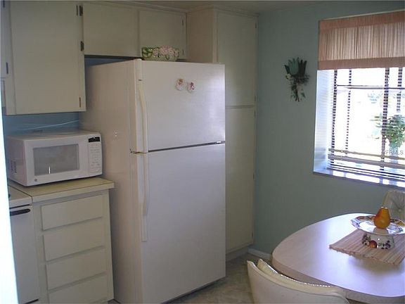 3rd image of 215 Somerset Cir N