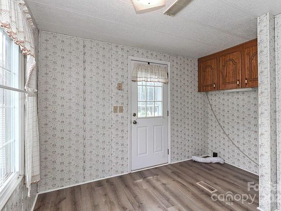 3rd image of 385 Deerchase Cir