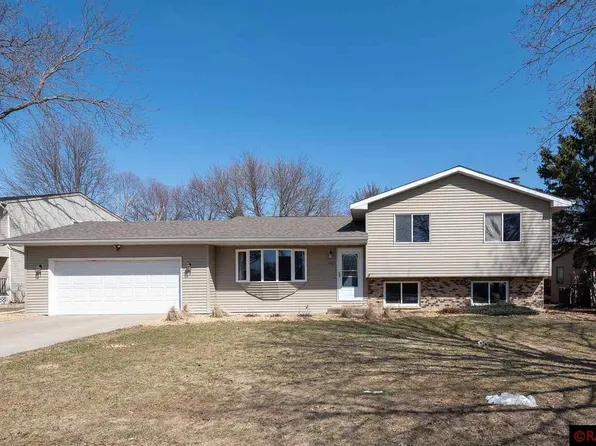 1027 Oak Terrace Dr, North Mankato, MN 56003