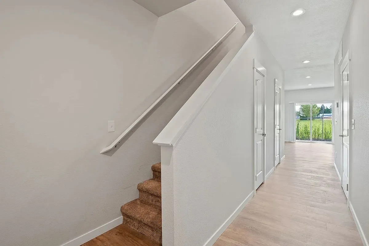 Building Photo - 27 S Park Ave #B