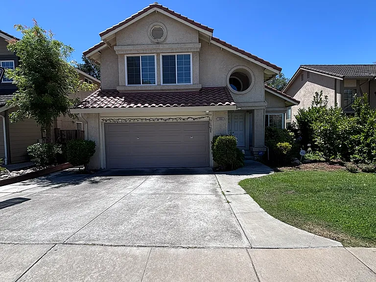 1084 Sunrise Dr — Photo 1
