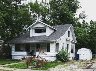 210 W 7th St, Flora, IL 62839