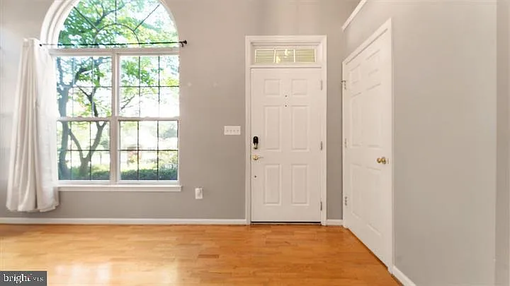 1918 Crescent Park Dr — Photo 2