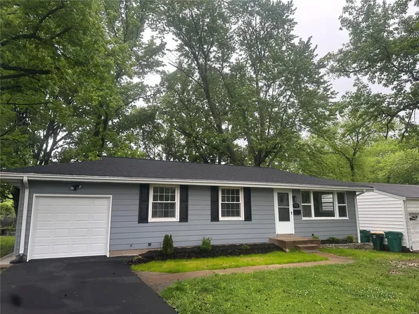 735 Science Hill Dr, Saint Louis, MO 63137