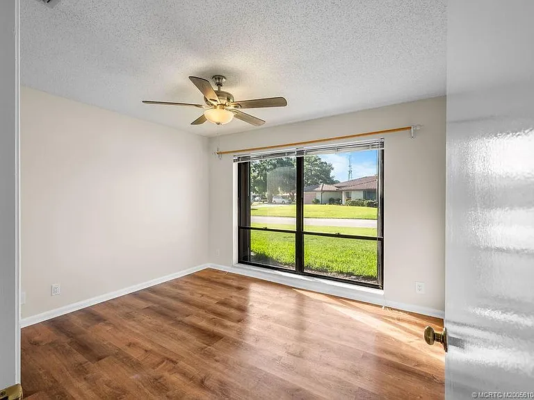 2386 SW Creekside Dr — Photo 2