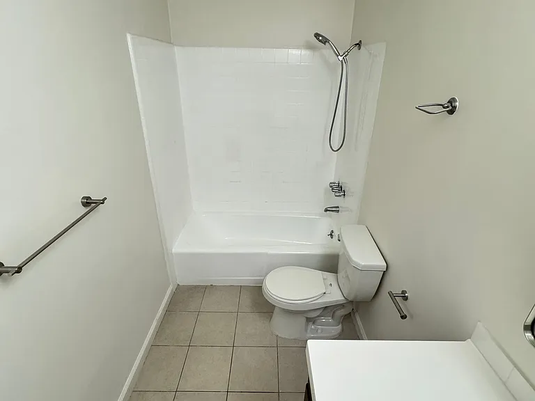 1150 N Normandie — Photo 10
