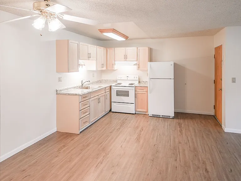 Emerald Bay Apartments — Photo 10