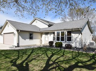 1265 River Park Cir E, Mukwonago, WI 53149