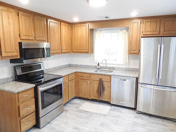 3rd image of 166 Totten Pond Rd