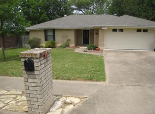 214 Crestwood Dr, Kerrville, TX 78028