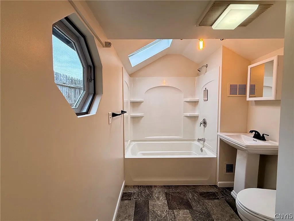 1 bed, 1.0 bath, 2085 sqft, $1,400 — Photo 4