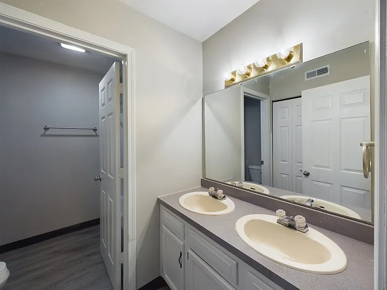 Kensington Apartments — Photo 9
