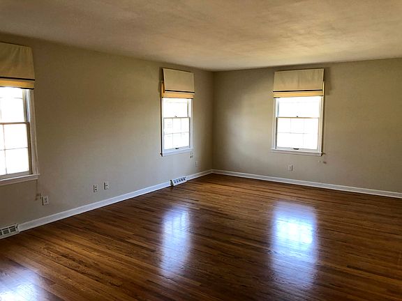 3rd image of 4301 E Cambridge Dr