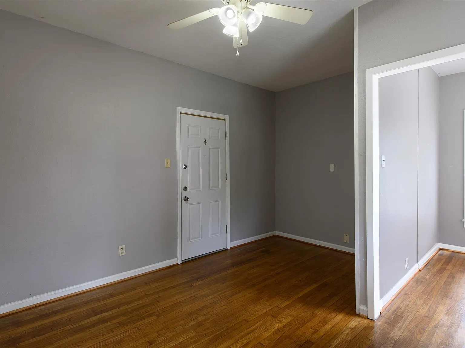 1 bed, 1.0 bath, 885 sqft, $1,045 — Photo 2