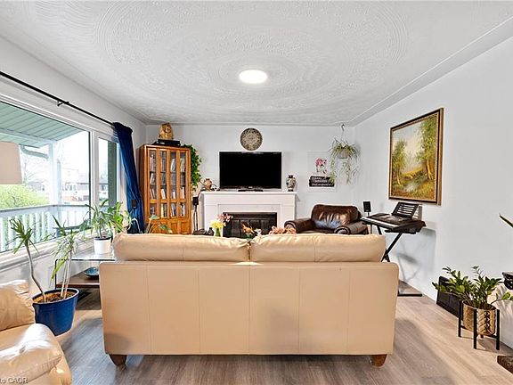 5th image of 34 Christopher Dr