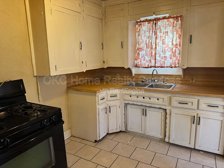 2225 Glen Ellyn St — Photo 3