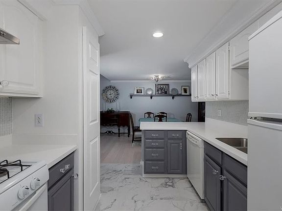 2nd image of 400 West Ave Unit D4