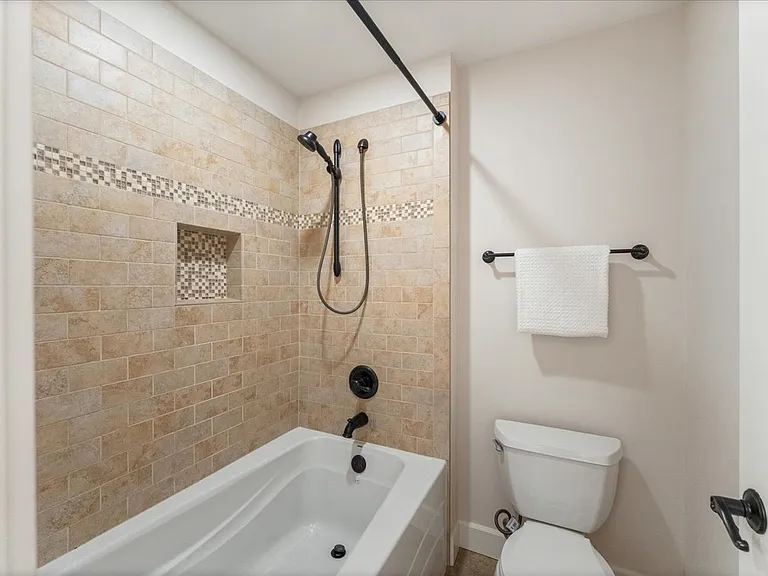 8718 NE 134th St — Photo 43