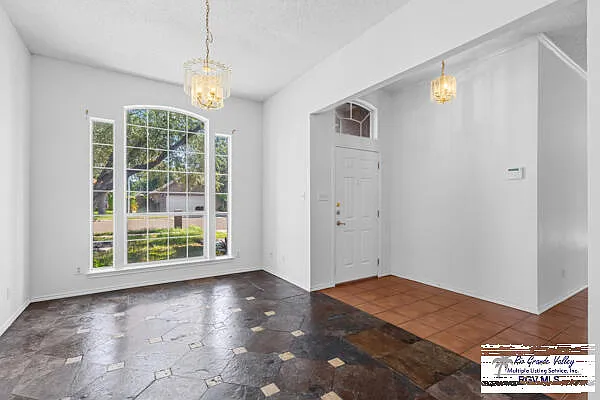 3 bed, 2.0 bath, 1993 sqft, $1,800 — Photo 3