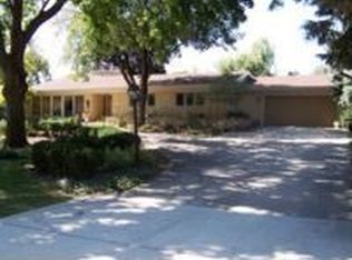 12 Meadowood Dr, Oak Brook, IL 60523