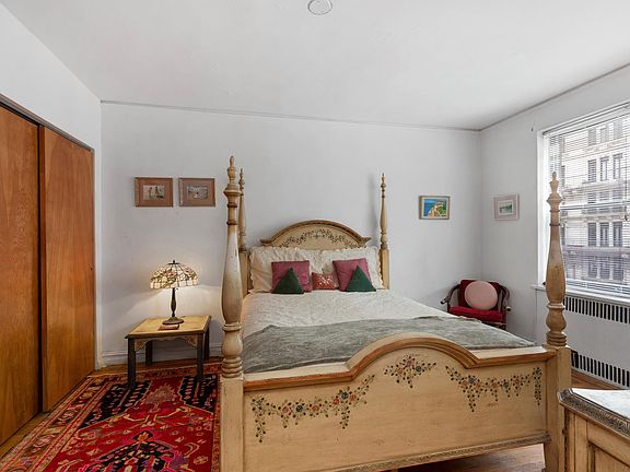 4th image of 300 W 72nd St APT 3C