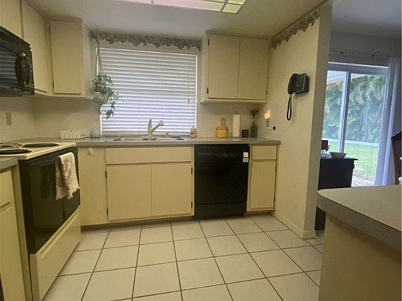 4th image of 1811 SE Santa Barbara Place Cpe