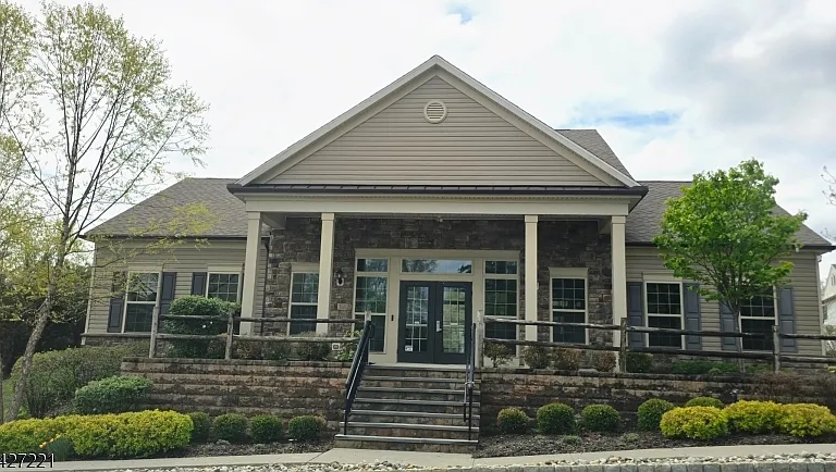 76 Albert Ct — Photo 2
