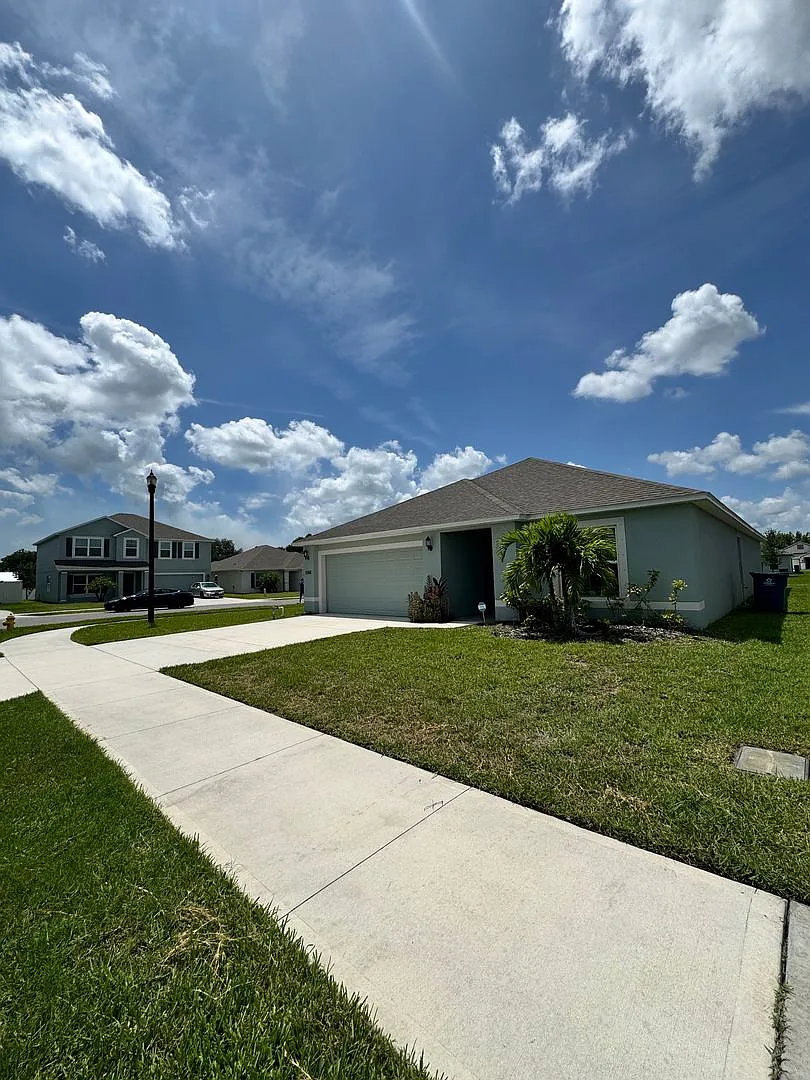 Building Photo - 1066 Dania Cir NE