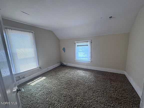 4th image of 304 Robinson Ave