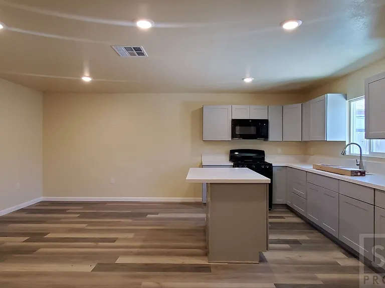 1390 Yale Pl — Photo 5