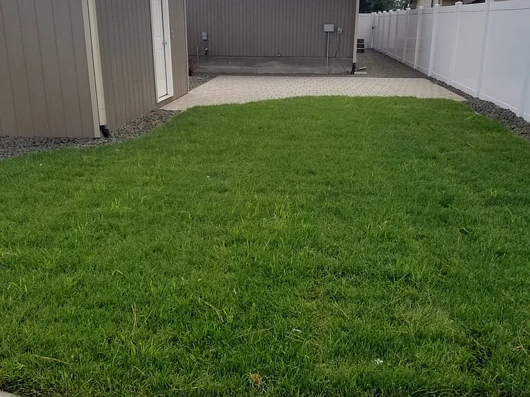 Spacious & Updated 3 bedrooms +large rec room 2 baths, landscaped — Photo 10