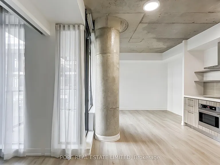 560 King St W #726 — Photo 8