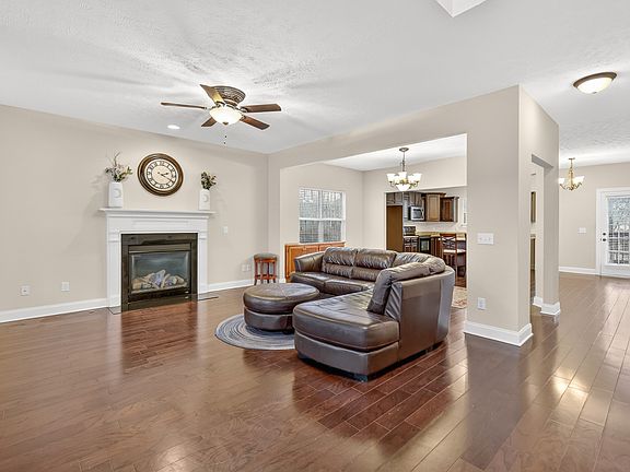3rd image of 6630 Sunnywood Dr