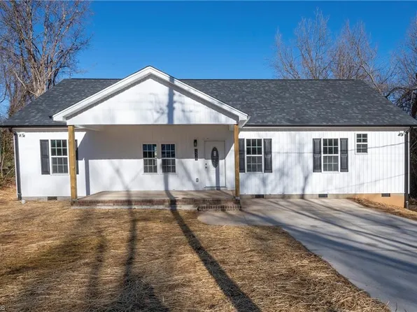 1329 Belleauwood St, Winston Salem, NC 27107