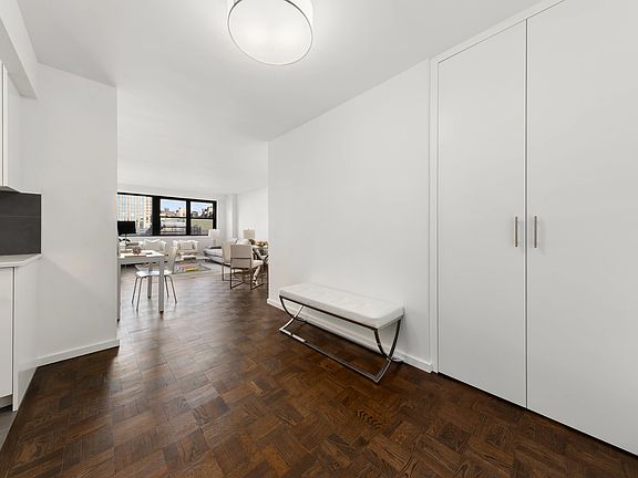 5th image of 210 E 15th St APT 10N