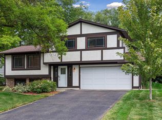 1013 Robinhood Pl, Shoreview, MN 55126