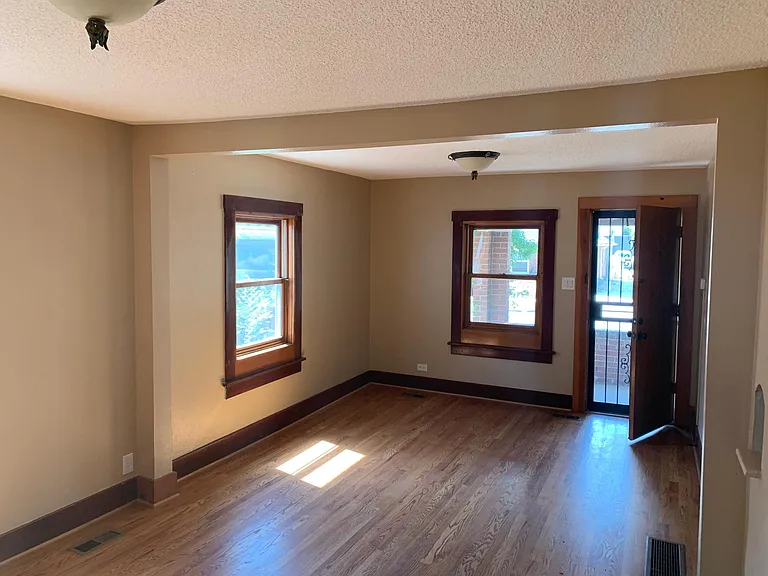 2616 N Irving St — Photo 2