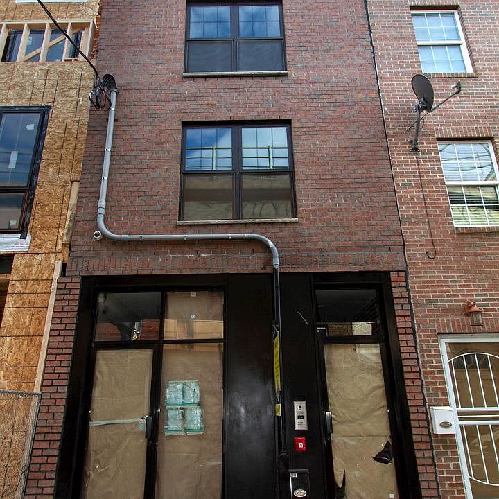 2nd image of 2117 N Front St