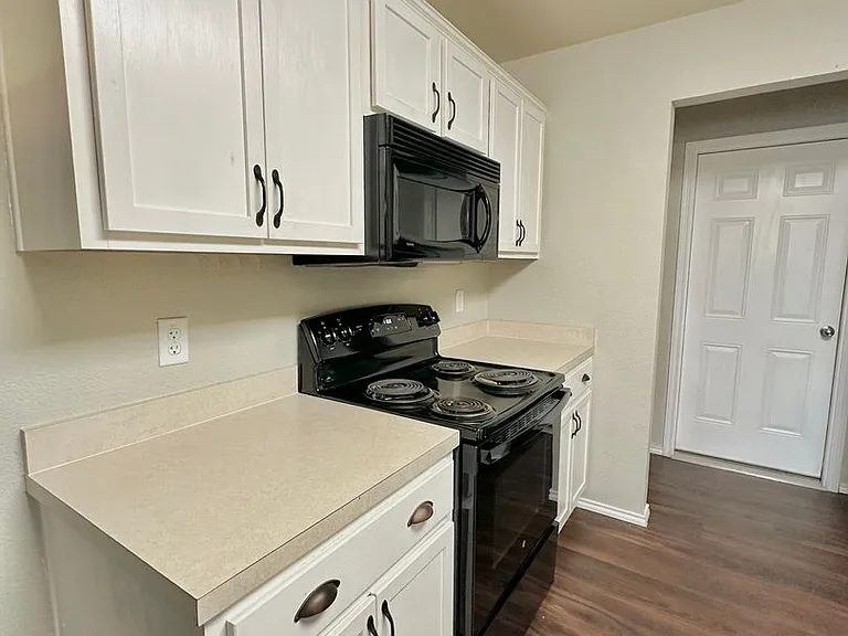 2315 Windy Cir — Photo 4