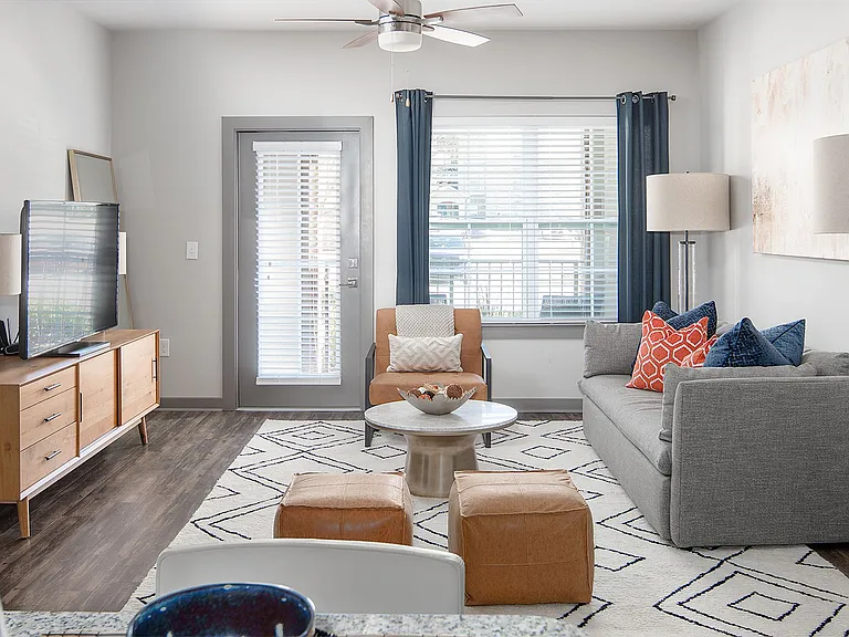 One White Oak Apartments — Photo 6