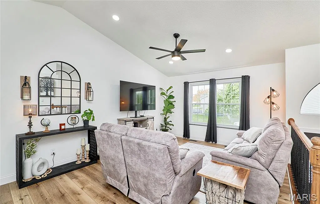 3 bed, 2.0 bath, 1312 sqft, $2,500 — Photo 3