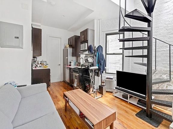 2nd image of 26 Vandam St #5R