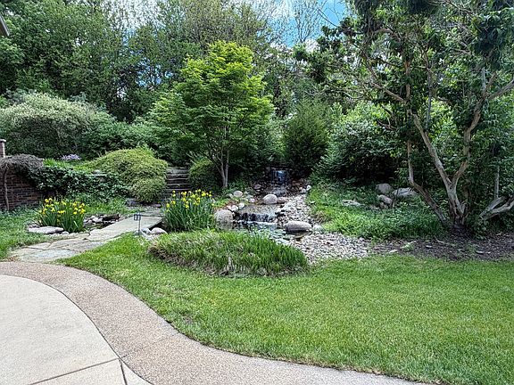4th image of 1005 W Summit St