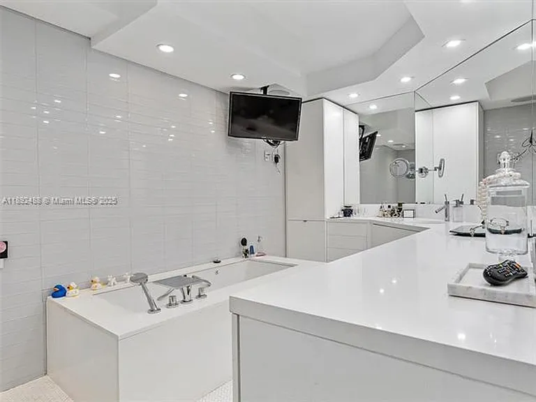 4000 Island Blvd #606 — Photo 26