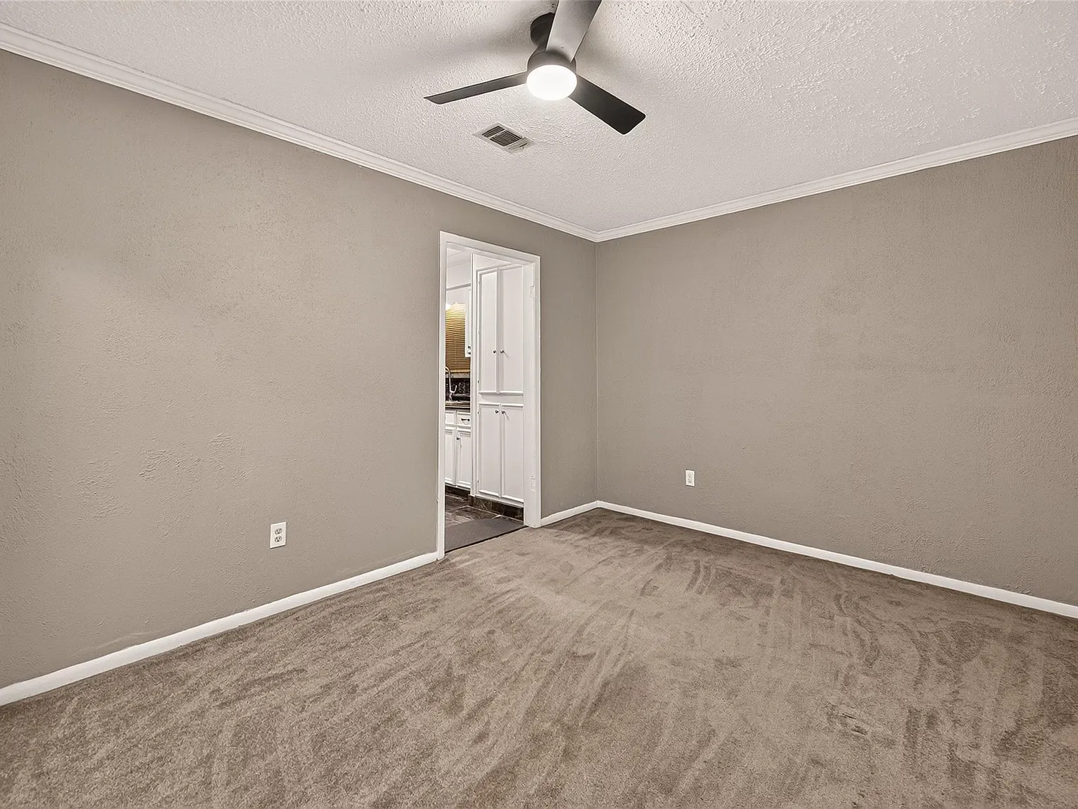 3 bed, 2.5 bath, 1270 sqft, $2,000 — Photo 3