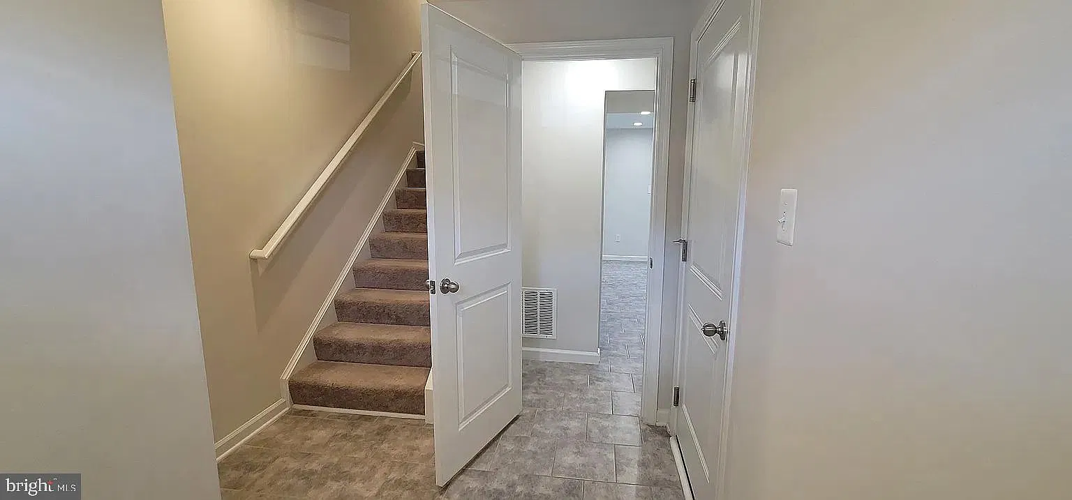 4 bed, 2.5 bath, 3200 sqft, $1,799 — Photo 2