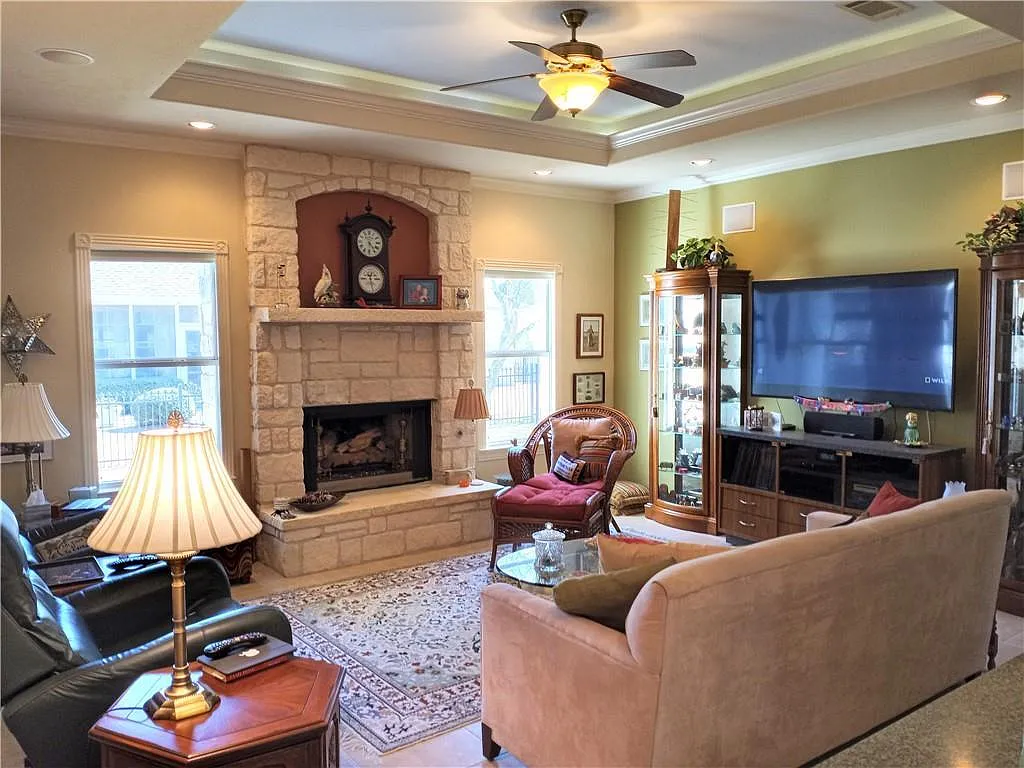 2 bed, 2.0 bath, 2149 sqft, $2,300 — Photo 3